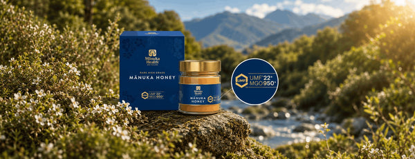 برطمان وعلبة عسل مانوكا Manuka Health UMF 22+ MGO 950+ في منظر طبيعي نيوزيلندي، مع لقطة مقرّبة لعلامة درجة UMF